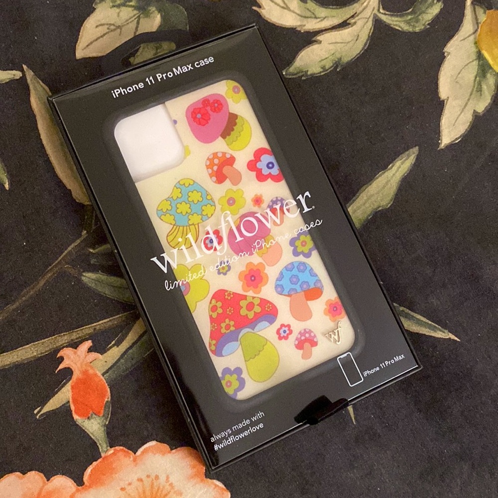 NEVER USED❗️ GROOVY SHROOM Wildflower iPhone 11 Pro Max case 🍄✨